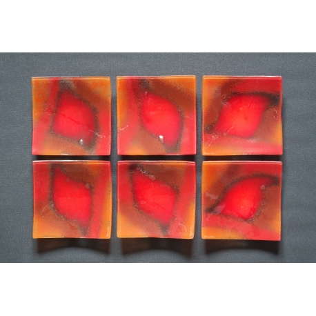 Wygięty talerz Smugi Czerwone - 17x17 cm